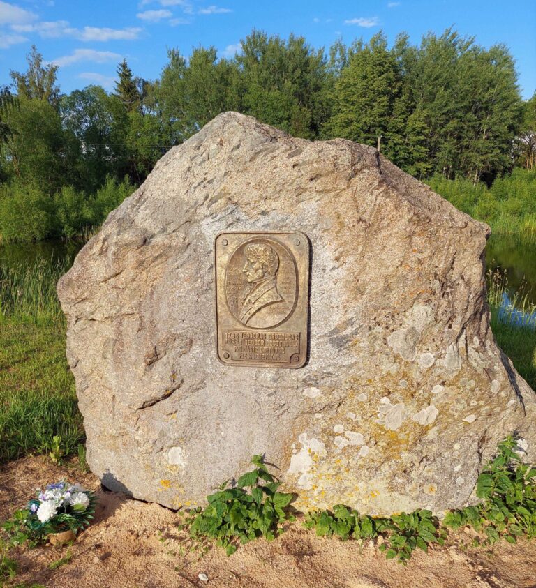 Paminklinis akmuo Teodorui Grotusui Gedučių kaime