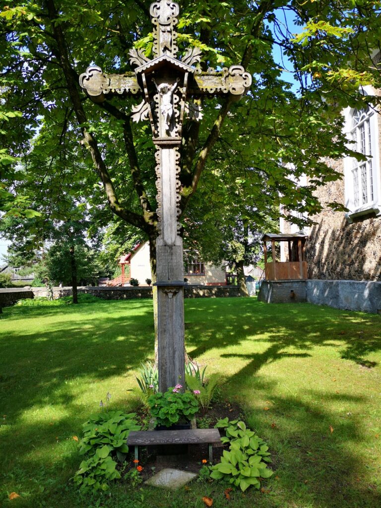 Medinis kryžius Žeimelio šv. apaštalų Petro ir Povilo bažnyčios šventoriuje