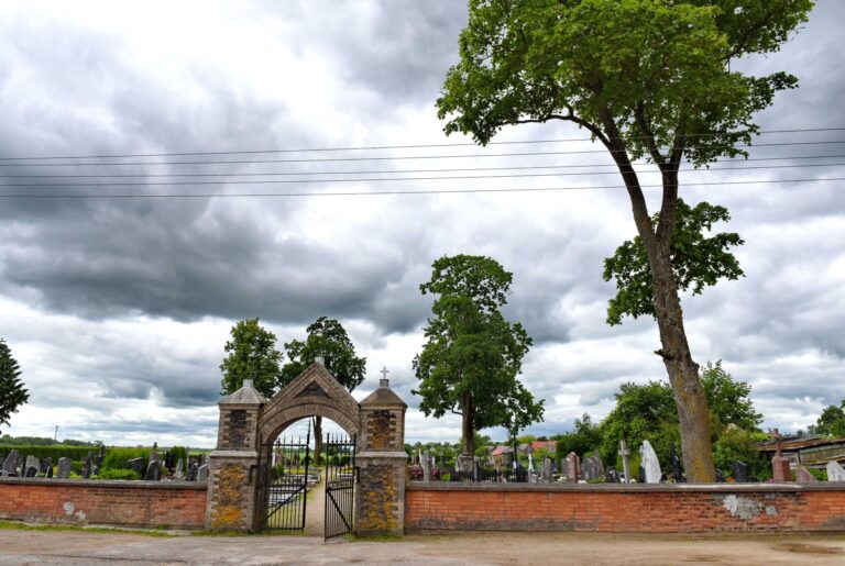 Klovainių miestelio senosios kapinės