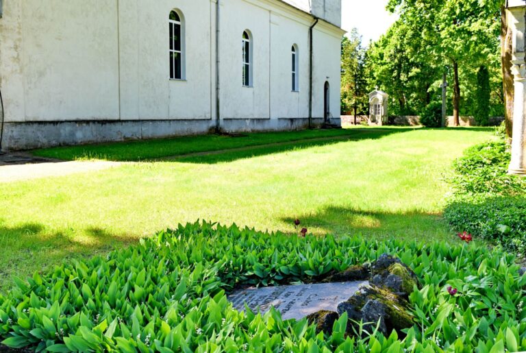 Kapas kunigo Juozo Dabužio–Dabužinsko bažnyčios šventoriuje
