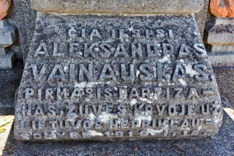 Aleksandro Vainausko paminklas Pašvitinio kapinėse