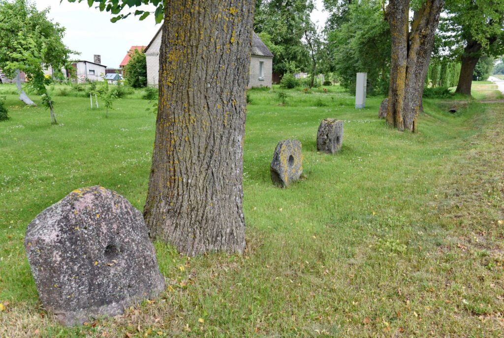 Kalevų kaimo akmenys su smailiadugniais dubenimis