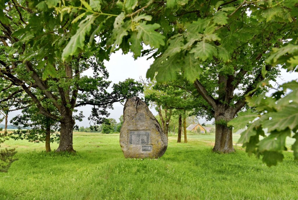 Akmeninis paminklas Tirkšlionių kaime