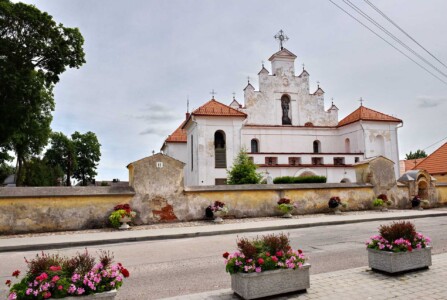 Linkuvos Švč. Mergelės Marijos Škaplierinės bažnyčia, paminklinė lenta pritvirtinta prie Linkuvos bažnyčios fasado.