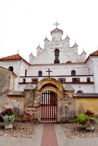 Linkuvos Švč. Mergelės Marijos Škaplierinės bažnyčia, paminklinė lenta pritvirtinta prie Linkuvos bažnyčios fasado.