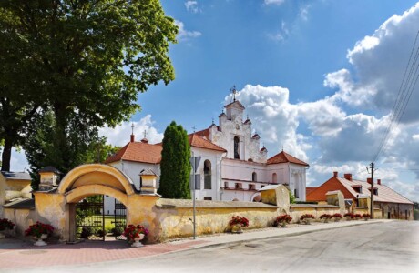 Linkuvos Švč. Mergelės Marijos Škaplierinės bažnyčia, paminklinė lenta pritvirtinta prie Linkuvos bažnyčios fasado.