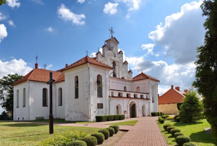 Linkuvos Švč. Mergelės Marijos Škaplierinės bažnyčia, paminklinė lenta pritvirtinta prie Linkuvos bažnyčios fasado.